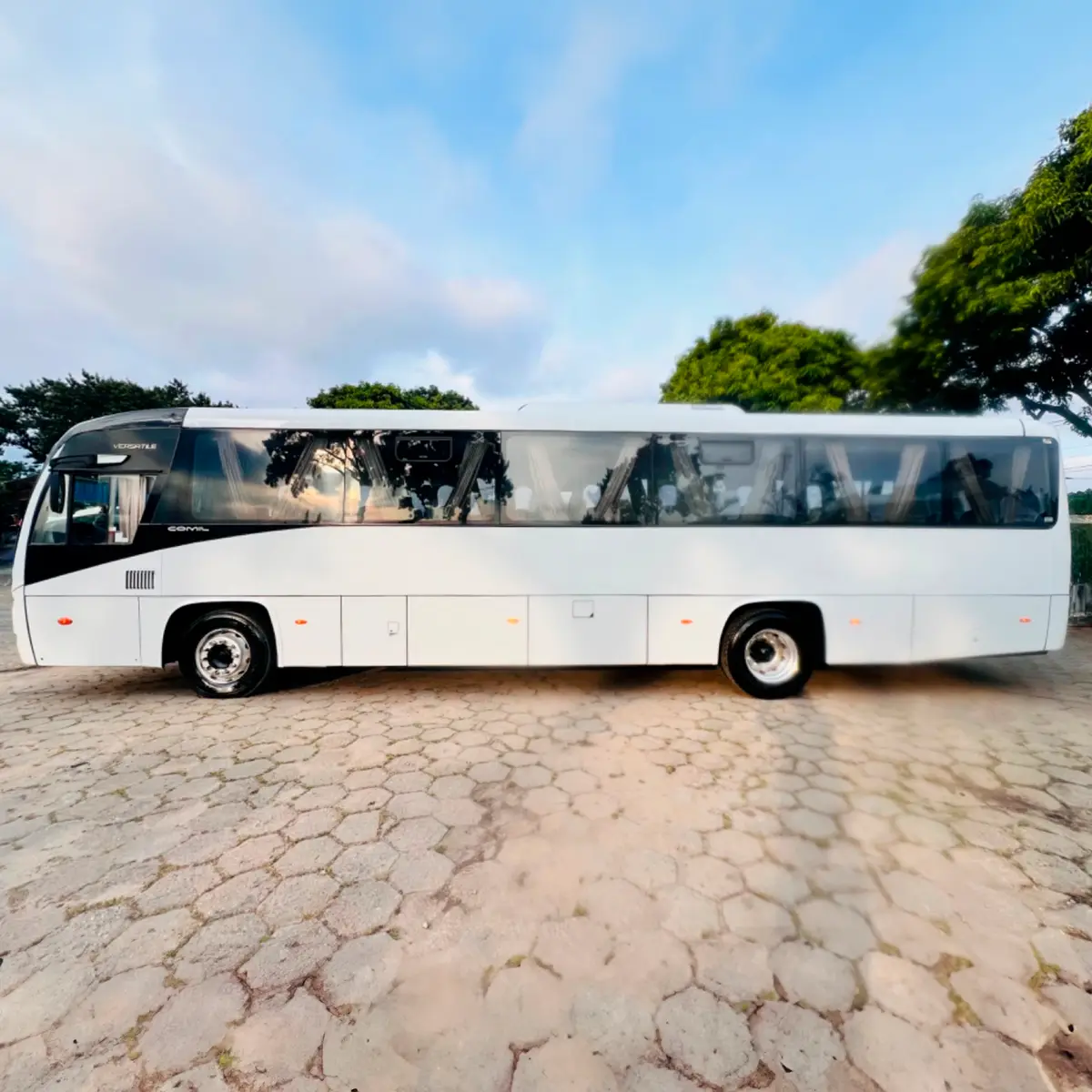 Comil Versatille Gold, Iveco 170S28 F (Fretamento), 2023 — foto 3